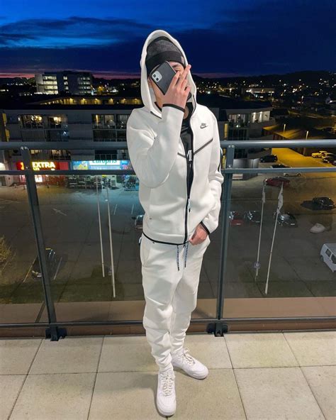 nike tech fleece white outfit.